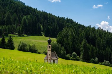 Kuzey İtalya 'daki görkemli ve yalnız kilise Geisler' in görkemli zirvelerinin eteklerindeki Aziz Magdalena