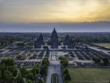 Endonezya Yogyakarta 'daki güzel antik Hindu tapınağı Prambanan' ın insansız hava aracı görüntüsü