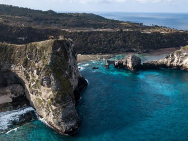 Endonezya, Nusa Penida 'daki Broken Beach' teki beyaz kumsalda muhteşem turkuaz su.