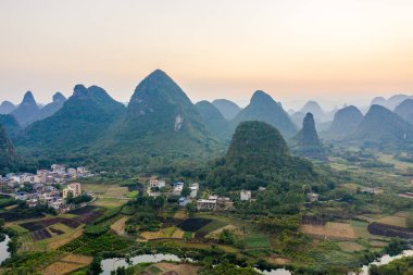 Guilin, Güney Çin 'deki dağların inanılmaz manzarası.