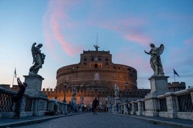 Roma İtalya 06 Haziran 2019: Roma 'nın merkezindeki Castel San ngelo' nun günbatımı manzarası