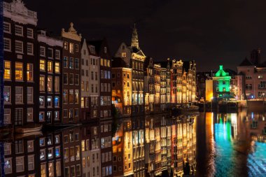Amsterdam kanallarının ve şehir merkezindeki eski binaların güzel manzarası 
