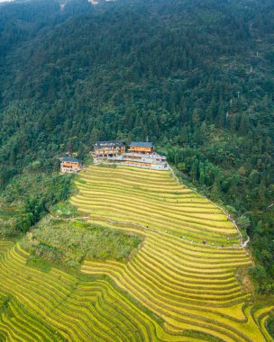 Çin, Guilin 'deki dağlarla ve teraslarla muhteşem bir manzara.