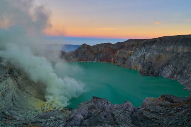 Banyuwangi Regency ile Doğu Java, Endonezya Bondowoso Regency arasındaki sınırda bulunan Ijen yanardağının gün doğumu sabah ışıkları