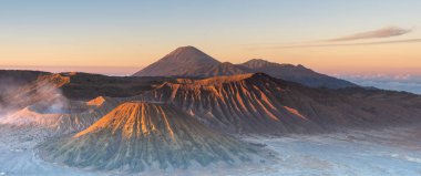 Doğu Java, Endonezya 'daki Bromo volkanının panoramik görüntüsü