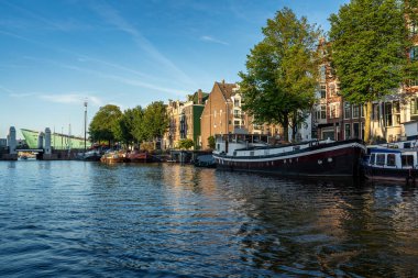 Hollanda 'da eski binalar ve kanallarla Amsterdam manzarası