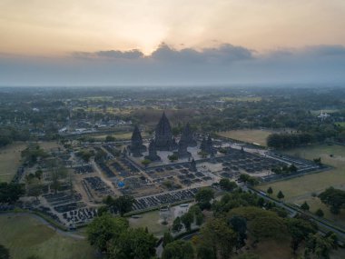 Endonezya Yogyakarta 'daki güzel antik Hindu tapınağı Prambanan' ın insansız hava aracı görüntüsü