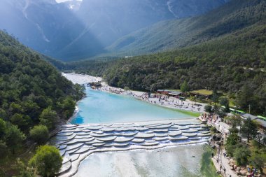 Mavi Ay Vadisi 'nin güzel manzarası Jade Dragon kar dağı, güneybatı Çin Yunnan vilayeti