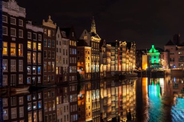 Amsterdam 'daki gece yarısı su yansıması sırasında kanal kenarındaki güzel Hollanda evleri