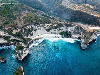 Güzel ve temiz masmavi su Broken Beach deki Nusa Penida, Endonezya