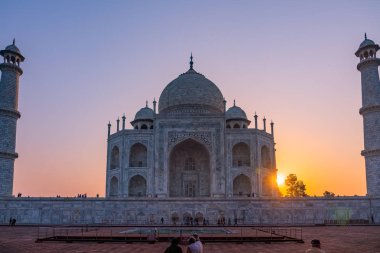 Hindistan 'ın Agra kentindeki yedi dünya harikasından biri olan Taj Mahal mozolesine bakış açısı