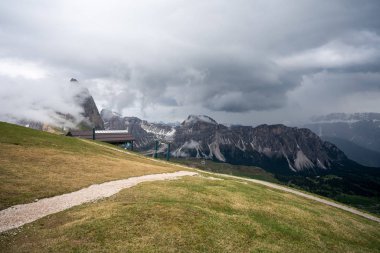 İtalyan Dolomitleri 'nin muhteşem manzarası ve İtalya' nın kuzeydoğusundaki çayır üzerindeki ahşap ev.