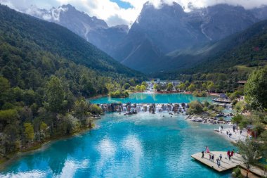 Yeşim Ejder Kar Dağı 'ndaki güzel Mavi Ay Vadisi, Lijiang Yunnan Çin