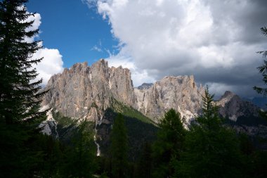 İtalya 'nın kuzeydoğusundaki Güney Tyrol Vadisi' ndeki İtalyan Dolomitlerinin güzel manzarası