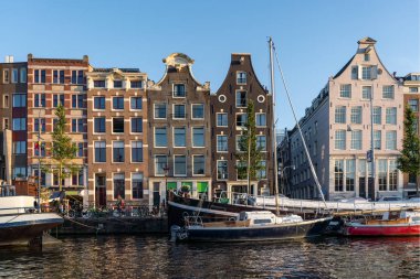 Hollanda 'da eski binaları ve kanalları olan şehir manzaralı Amsterdam şehri