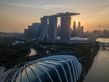 Singapur 'un inanılmaz panoramik manzarası Marina Bay Sands' in Singapur, Asya 'daki gökdeleniyle 