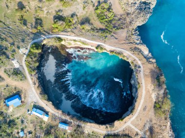 Endonezya 'nın Bali Adası' nın güneydoğusundaki Nusa Penida yakınlarındaki bozuk plajın insansız hava aracı görüntüsü.