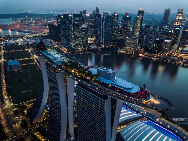 Szcenírozott Éjszakai Kilátás Marina Bay Sands Felhőkarcoló Vízparti Sétányon Alkonyatkor — Stock Fotó