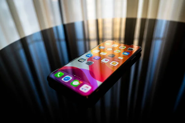 London Sept 2019 New Iphone Pro Black Glass Table Reflection — ストック写真