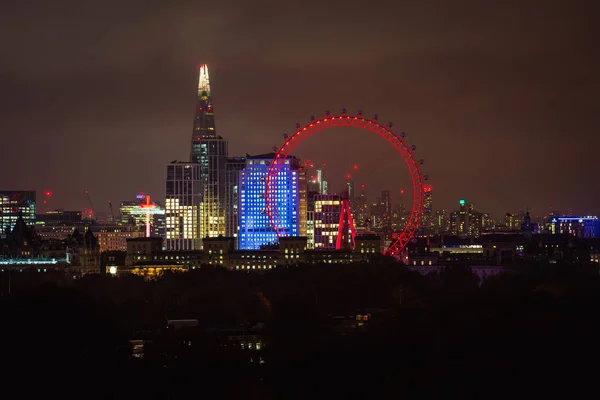 夜のイギリス ロンドンのスカイライン ロンドン アイの照明と夜の街の建物 — ストック写真