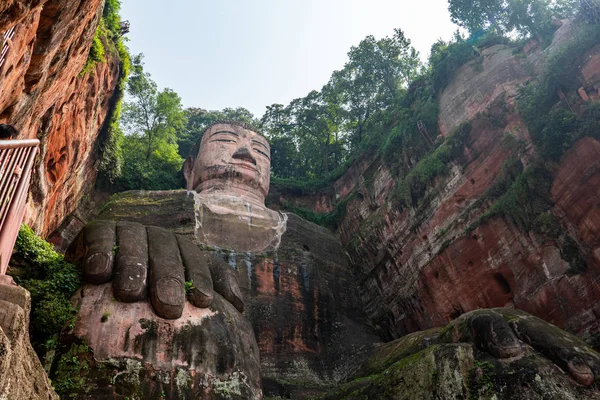 นพระพ ทธร ปใหญ ใกล Leshan ในจ งหว Sichuan ในประเทศจ นในเอเช — ภาพถ่ายสต็อก