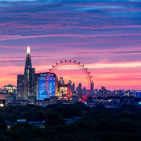 夕方のUkスカイラインロンドン アイの照明とテムズ川沿いの建物 — ストック写真