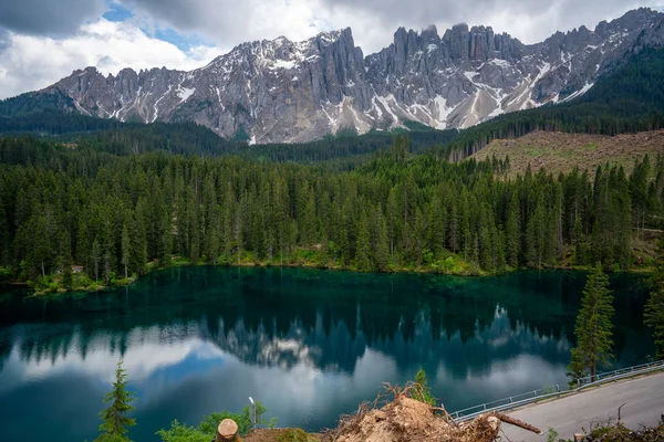 南チロル イタリアのドロマイトの雄大な小さな高山湖Carezzaの結晶水と幻想的な緑豊かな密林 — ストック写真