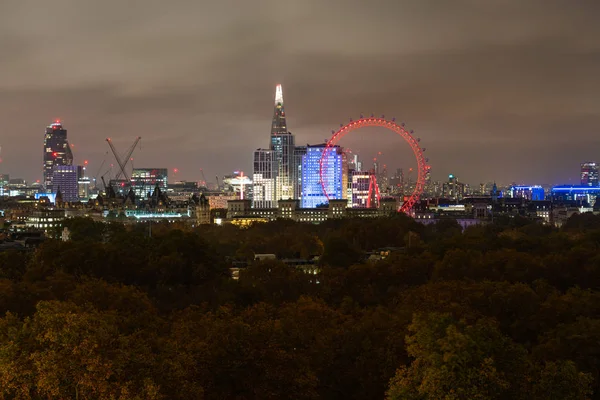 夕方のUkスカイラインロンドン アイの照明とテムズ川沿いの建物 — ストック写真