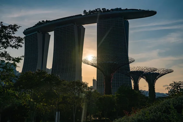 Közeli Épület Felhőkarcoló Kikötő Öböl Homok Szingapúrban Város Alkonyatkor — Stock Fotó