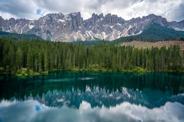 意大利南蒂罗尔白云石的意大利高山湖泊Carezza美景 — 图库照片
