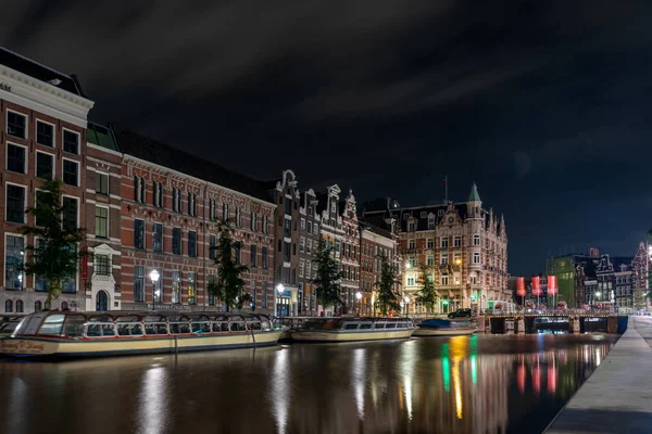 Piękne Holenderskie Domy Nad Kanałem Podczas Wieczornej Refleksji Wodnej Amsterdamie — Zdjęcie stockowe