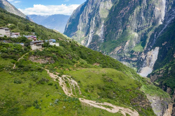 Dağlı ve mavi gökyüzü olan dağ manzarası