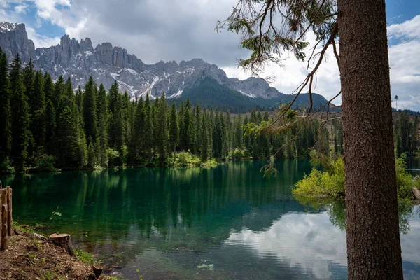 Incrível Vista Majestoso Pequeno Lago Alpino Carezza Das Dolomitas Sul — Fotografia de Stock