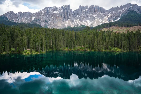 意大利南蒂罗尔白云石的宏伟的小高山湖泊凯尔扎的晶莹的绿叶茂密的森林 — 图库照片