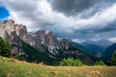 İtalya 'nın kuzeydoğusundaki Güney Tyrol Vadisi' ndeki İtalyan Dolomitlerinin güzel manzarası