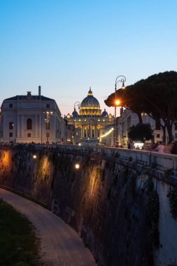 Roma, 02 Haziran 2019: Gün batımında nehir tarafından Vatikan Katedrali manzarası