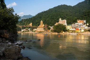 Rishikesh şehri, Hindistan, Ekim 2018: Ganj Köprüsü nehir manzarası