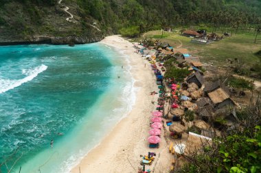 Tioman adasının doğu tarafında turkuaz denizi ile Juara plaj, Malezya