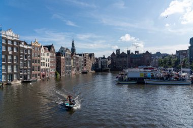 Hollanda 'da eski binaları ve kanalları olan şehir manzaralı Amsterdam şehri