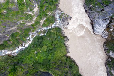 Dağlardaki nehrin havadan görünüşü