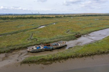 Nehir kıyısında balıkçı tekneleri