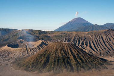 Bromo Dağı 'nın güzel panoramik manzarası ve Endonezya' da gün doğumu