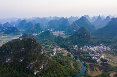 Guilin, Güney Çin 'deki dağların inanılmaz manzarası.