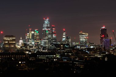 Londra Finans Bölgesi gece şehri ufuk çizgisi manzarası