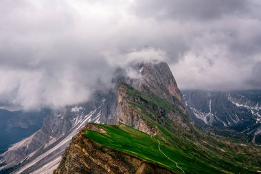 İtalyan Alpleri 'ndeki ünlü Furchetta karlı dağlarının çene düşüren manzarası