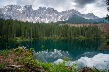 İtalya, Güney Tyrol Dolomiteleri 'nden muhteşem küçük alp gölü Carezza manzarası.