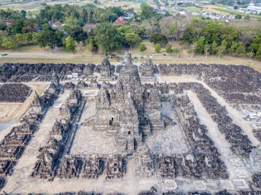 Endonezya Yogyakarta 'daki Prambanan antik Hindu tapınağının panoramik görüntüsü