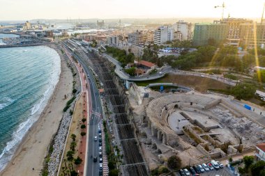 Yazın sahilde deniz manzarası.