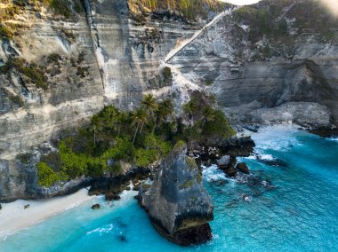 Endonezya 'nın Bali Adası' ndaki Nusa Penida plajında turkuaz suyu bulunan muhteşem kayalar ve kayalıklar.