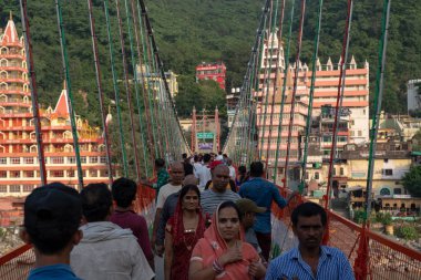 Rishikesh şehri, Hindistan, Ekim 2018: Ganj Köprüsü nehir manzarası